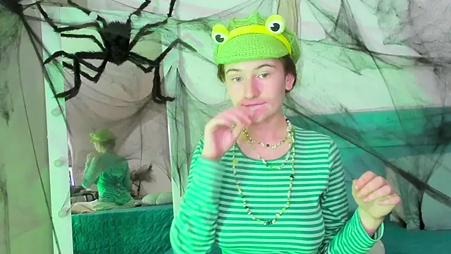 Snapshot of L1ittle_kitty_ chatting on October 2025 06:30:01 AM L1ittle kitty online show from October 2025 06:30:01 AM