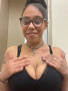 Snapshot of Princess_Desirae chatting on April 2026 03:18:02 AM Princess Desirae online show from April 2026 03:18:02 AM