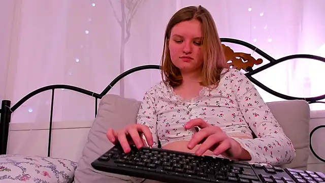 Snapshot of LilianSwall chatting on March 2025 12:44:01 PM LilianSwall online show from March 2025 12:44:01 PM