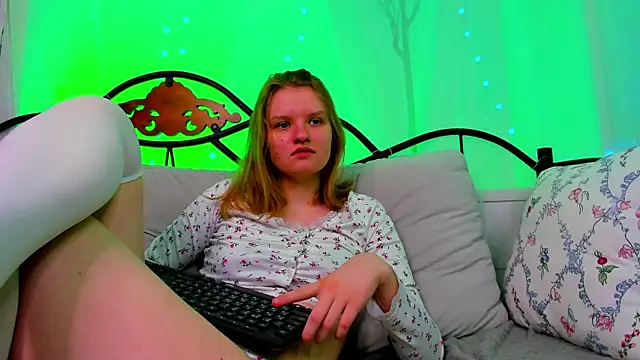 Snapshot of LilianSwall chatting on March 2025 12:32:02 PM LilianSwall online show from March 2025 12:32:02 PM