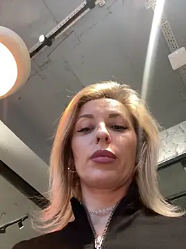 Diamond Bunny  online show from February 2026 04:22:01 PM