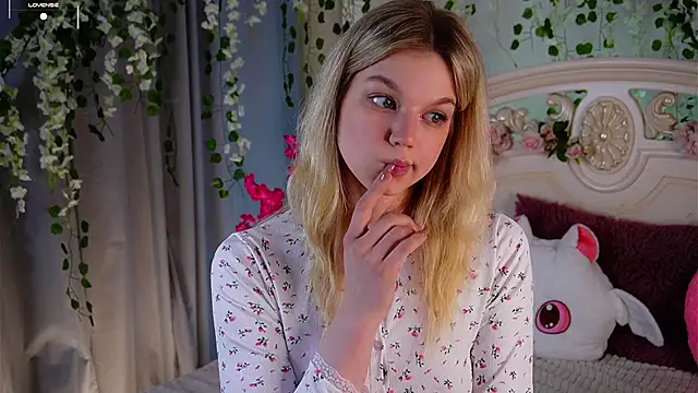 Snapshot of EdlinAlliston chatting on October 2025 02:28:02 PM EdlinAlliston online show from October 2025 02:28:02 PM