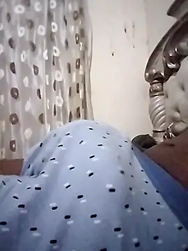 hugecrksam online show from February 2026 07:18:01 PM