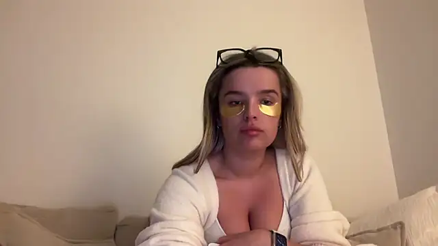 Snapshot of maisiesmithx chatting on April 2026 08:20:02 PM maisiesmithx online show from April 2026 08:20:02 PM