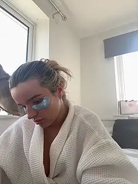 Snapshot of maisiesmithx chatting on April 2026 11:12:01 AM maisiesmithx online show from April 2026 11:12:01 AM