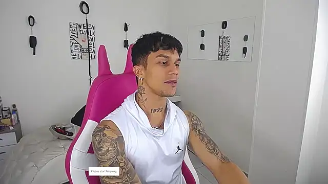 Snapshot of Leonard_Price chatting on April 2026 12:23:01 AM Leonard Price online show from April 2026 12:23:01 AM