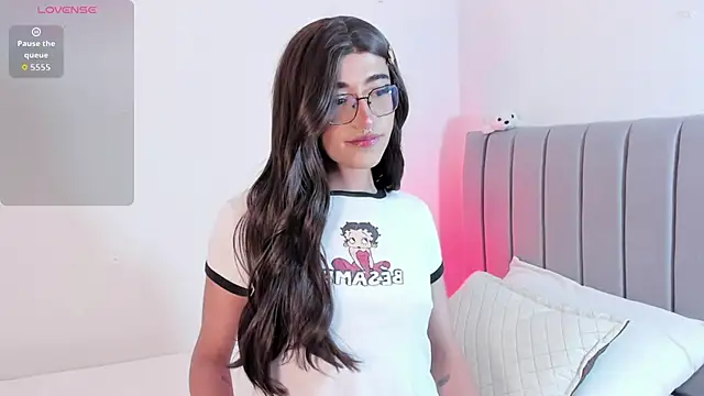 Snapshot of Lararose01 chatting on November 2025 04:22:02 AM Lararose01 online show from November 2025 04:22:02 AM