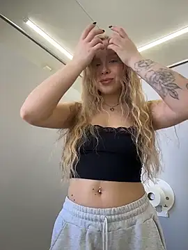 Snapshot of mur_girl chatting on April 2026 12:31:01 PM mur girl online show from April 2026 12:31:01 PM