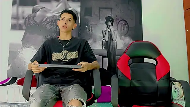 Snapshot of migueyalejo_teens chatting on December 2024 02:33:02 AM migueyalejo teens online show from December 2024 02:33:02 AM