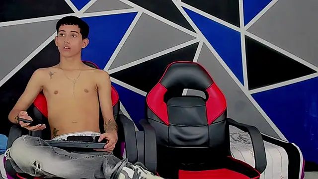 Snapshot of migueyalejo_teens chatting on January 2025 03:55:02 AM migueyalejo teens online show from January 2025 03:55:02 AM