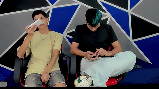 Snapshot of migueyalejo_teens chatting on February 2025 01:58:02 AM migueyalejo teens online show from February 2025 01:58:02 AM