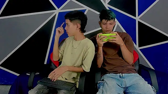 Snapshot of migueyalejo_teens chatting on March 2025 04:16:02 AM migueyalejo teens online show from March 2025 04:16:02 AM