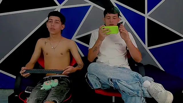 Snapshot of migueyalejo_teens chatting on March 2025 03:07:01 AM migueyalejo teens online show from March 2025 03:07:01 AM