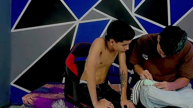 Snapshot of migueyalejo_teens chatting on March 2025 04:03:01 AM migueyalejo teens online show from March 2025 04:03:01 AM