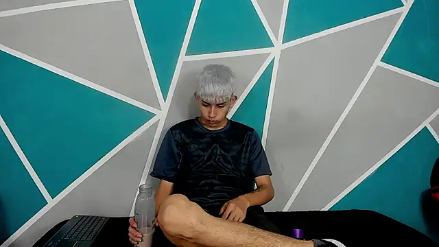 Snapshot of migueyalejo_teens chatting on October 2025 03:07:02 AM migueyalejo teens online show from October 2025 03:07:02 AM