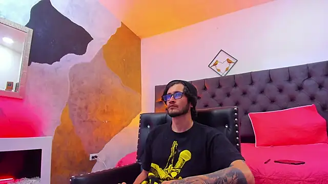 Loggan donnelly online show from December 2024 09:00:02 PM