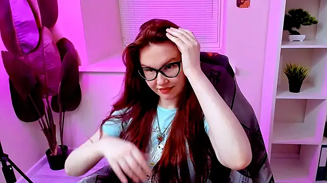 Snapshot of CarolGiggly chatting on April 2026 12:16:02 AM CarolGiggly online show from April 2026 12:16:02 AM