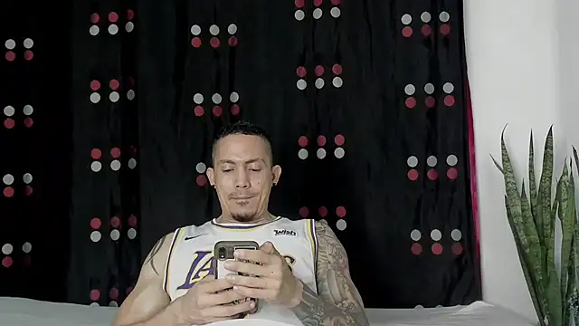 Snapshot of Alex_motta chatting on December 2024 11:10:02 PM Alex motta online show from December 2024 11:10:02 PM