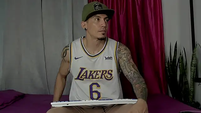 Snapshot of Alex_motta chatting on December 2024 08:25:02 PM Alex motta online show from December 2024 08:25:02 PM