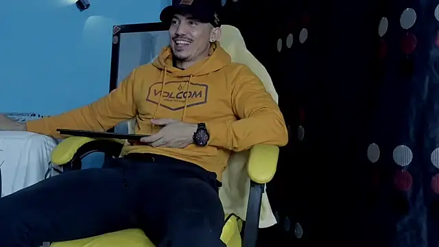 Snapshot of Alex_motta chatting on October 2025 04:10:02 AM Alex motta online show from October 2025 04:10:02 AM