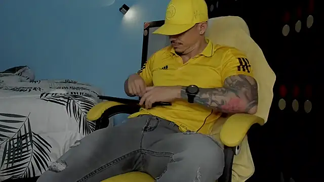 Snapshot of Alex_motta chatting on October 2025 04:01:02 AM Alex motta online show from October 2025 04:01:02 AM