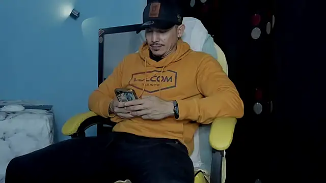 Snapshot of Alex_motta chatting on October 2025 04:05:02 AM Alex motta online show from October 2025 04:05:02 AM