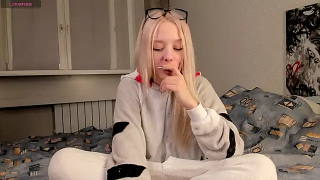 Snapshot of EngelFugler chatting on February 2025 01:48:02 PM EngelFugler online show from February 2025 01:48:02 PM