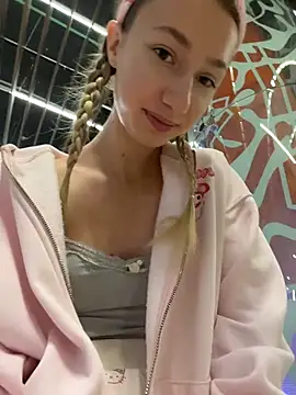 Lia  Love online show from October 2025 12:09:01 PM