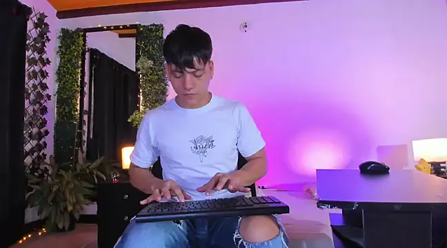 Valentino  X online show from March 2025 02:37:02 PM