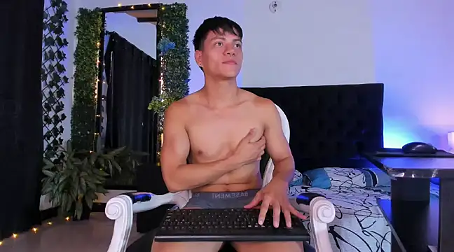 Valentino  X online show from March 2025 02:51:02 PM