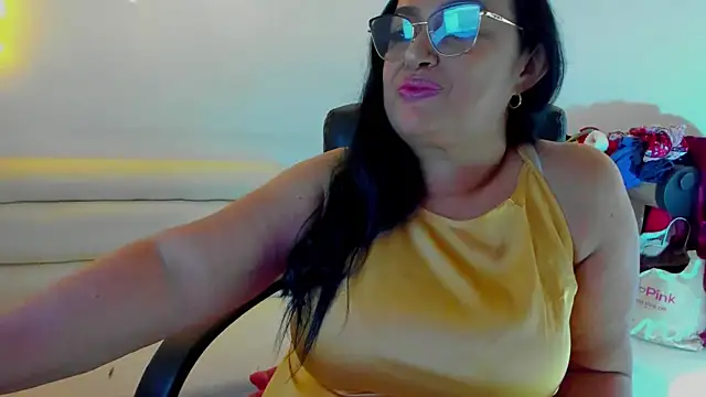 Snapshot of GiaNahomi chatting on January 2025 03:49:02 AM GiaNahomi online show from January 2025 03:49:02 AM