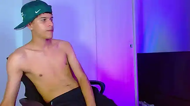 Snapshot of LiamGadiell chatting on December 2024 12:33:01 AM LiamGadiell online show from December 2024 12:33:01 AM