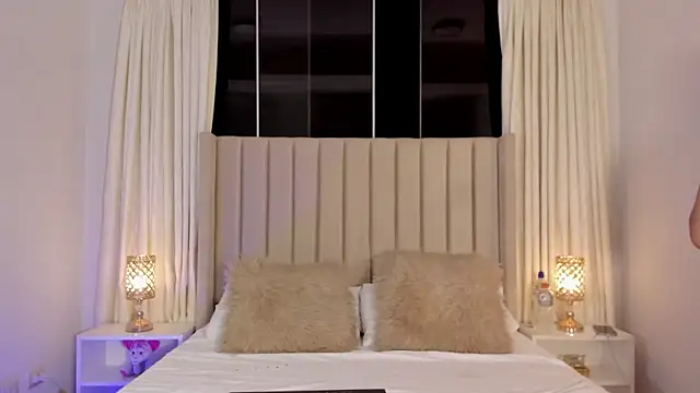 Snapshot of Aliison_Smith chatting on April 2026 03:33:02 AM Aliison Smith online show from April 2026 03:33:02 AM