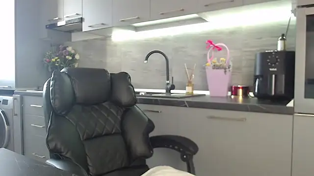 Snapshot of queenzoora chatting on March 2026 12:12:02 PM queenzoora online show from March 2026 12:12:02 PM