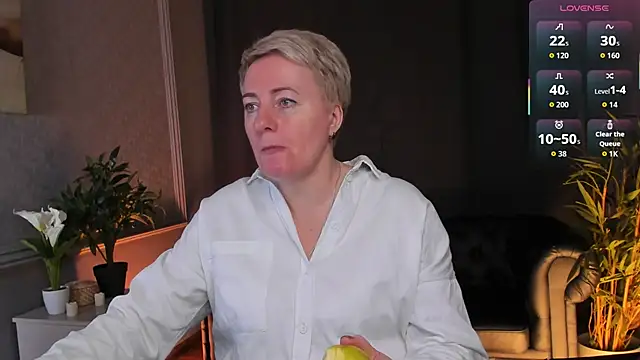 Snapshot of Nika_Smit chatting on April 2026 05:22:01 AM Nika Smit online show from April 2026 05:22:01 AM