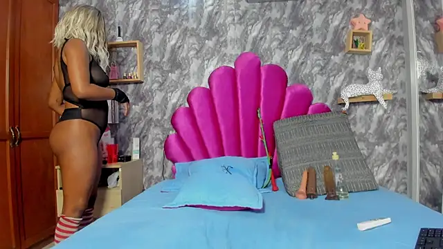 Snapshot of EMMAPARISS chatting on March 2025 03:10:02 PM EMMAPARISS online show from March 2025 03:10:02 PM