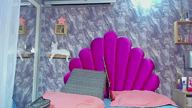 Snapshot of EMMAPARISS chatting on October 2025 11:57:02 AM EMMAPARISS online show from October 2025 11:57:02 AM