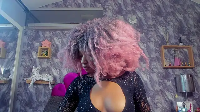 Snapshot of EMMAPARISS chatting on December 2025 11:41:02 AM EMMAPARISS online show from December 2025 11:41:02 AM