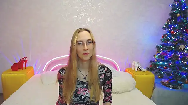 Snapshot of KlaryBrait chatting on December 2024 03:00:02 PM KlaryBrait online show from December 2024 03:00:02 PM