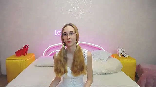 Snapshot of KlaryBrait chatting on January 2025 10:16:02 AM KlaryBrait online show from January 2025 10:16:02 AM