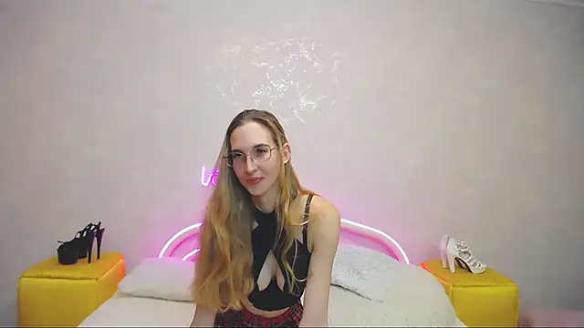 Snapshot of KlaryBrait chatting on February 2025 03:43:02 PM KlaryBrait online show from February 2025 03:43:02 PM