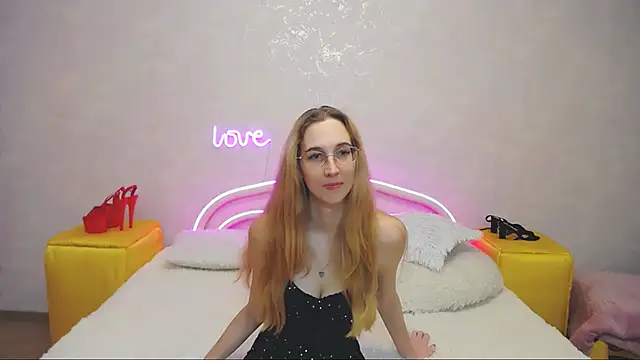 Snapshot of KlaryBrait chatting on February 2025 08:49:02 AM KlaryBrait online show from February 2025 08:49:02 AM