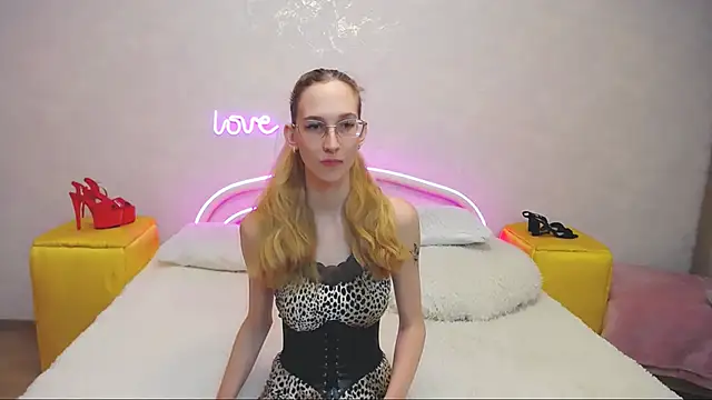 Snapshot of KlaryBrait chatting on February 2025 01:39:01 PM KlaryBrait online show from February 2025 01:39:01 PM