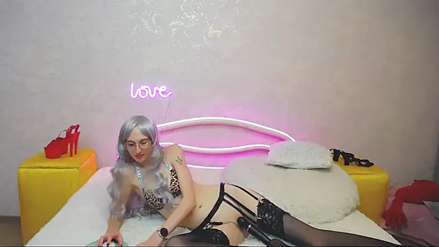 Snapshot of KlaryBrait chatting on February 2025 04:03:02 PM KlaryBrait online show from February 2025 04:03:02 PM