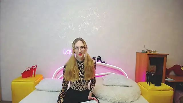 Snapshot of KlaryBrait chatting on March 2025 12:34:02 PM KlaryBrait online show from March 2025 12:34:02 PM