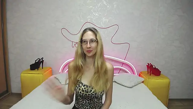 Snapshot of KlaryBrait chatting on September 2025 04:03:01 AM KlaryBrait online show from September 2025 04:03:01 AM