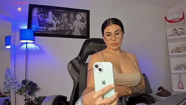 Snapshot of Adribaute chatting on April 2026 05:00:01 PM Adribaute online show from April 2026 05:00:01 PM