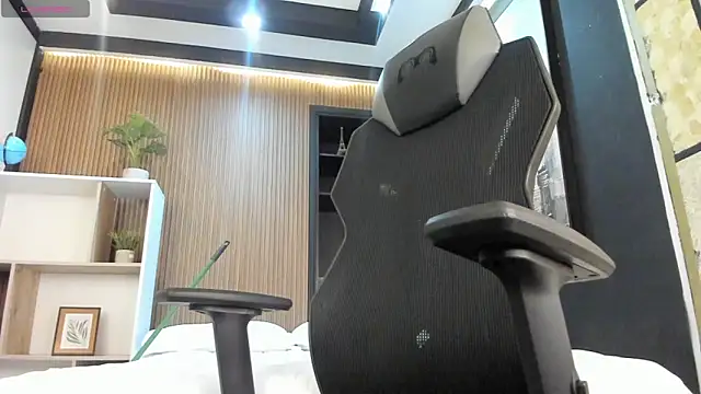 MaximusDick1  online show from March 2026 11:47:02 AM