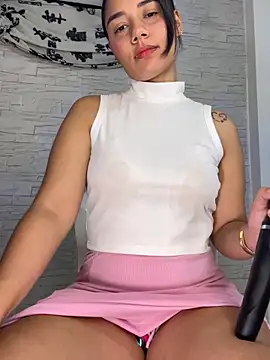 Snapshot of _Luana chatting on May 2026 01:00:01 AM Luana online show from May 2026 01:00:01 AM