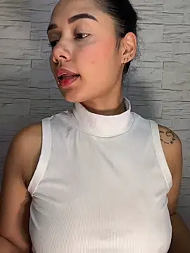 Snapshot of _Luana chatting on June 2026 12:33:01 AM Luana online show from June 2026 12:33:01 AM